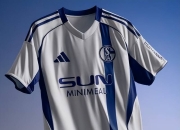 开云棋牌官方-沙尔克队客场不敌对手，遭遇惨痛失利