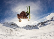 开云棋牌下载-赛道上的红色风暴，法拉利逆转雷诺，维斯塔潘状态火热点燃F1新赛季