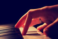 开云棋牌试玩-豪门碰撞引爆奥运绿茵场！曼城憾负尤文，晋级之路柳暗花明