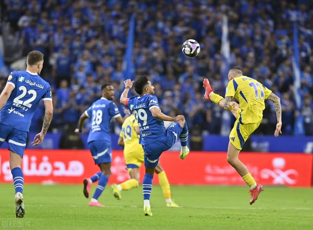 沙尔克队客场不敌对手,遭遇惨痛失利 沙尔克队客场不敌对手,遭遇惨痛失利