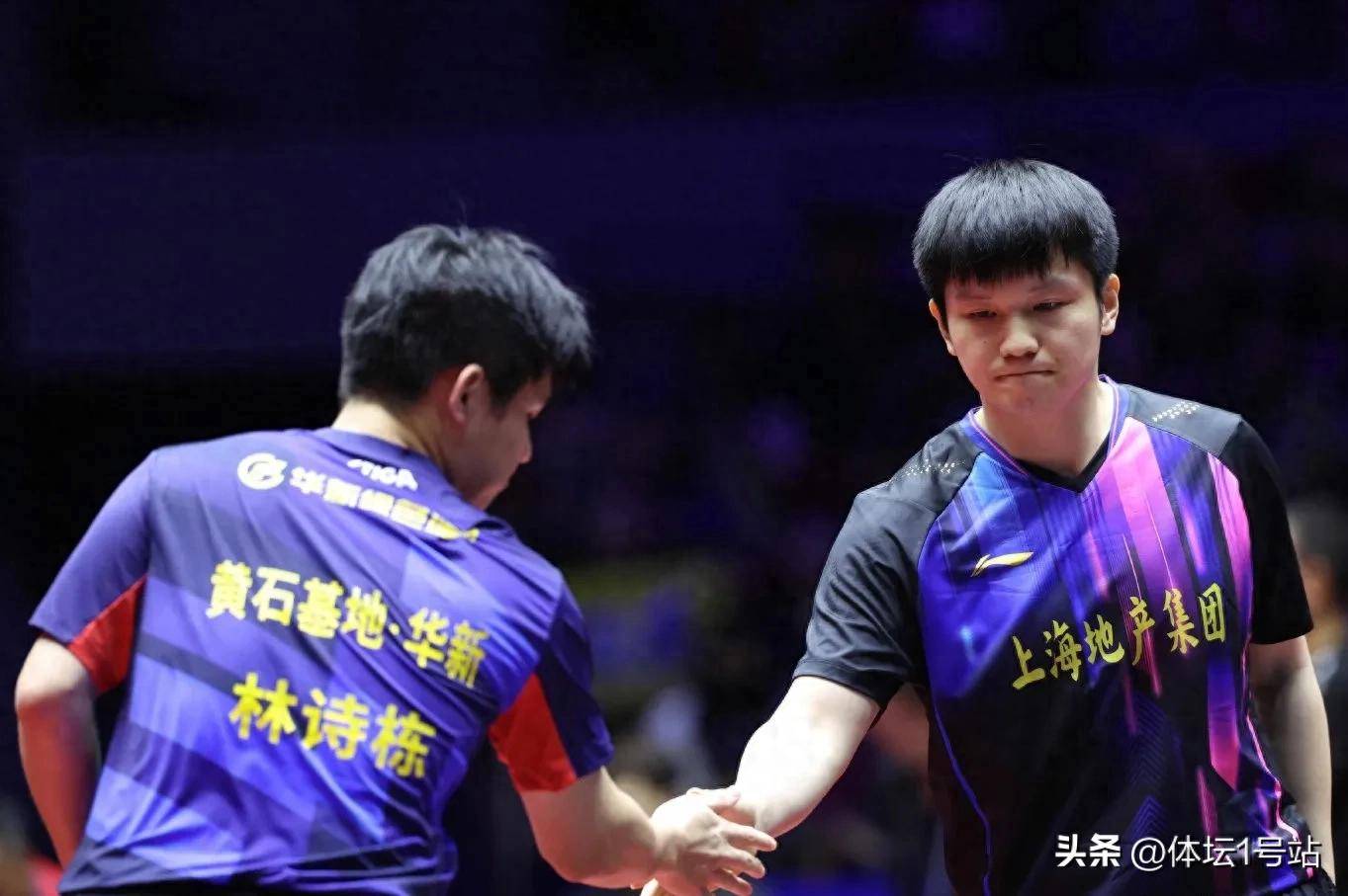 福建男篮球员技术精湛，大比分击败对手