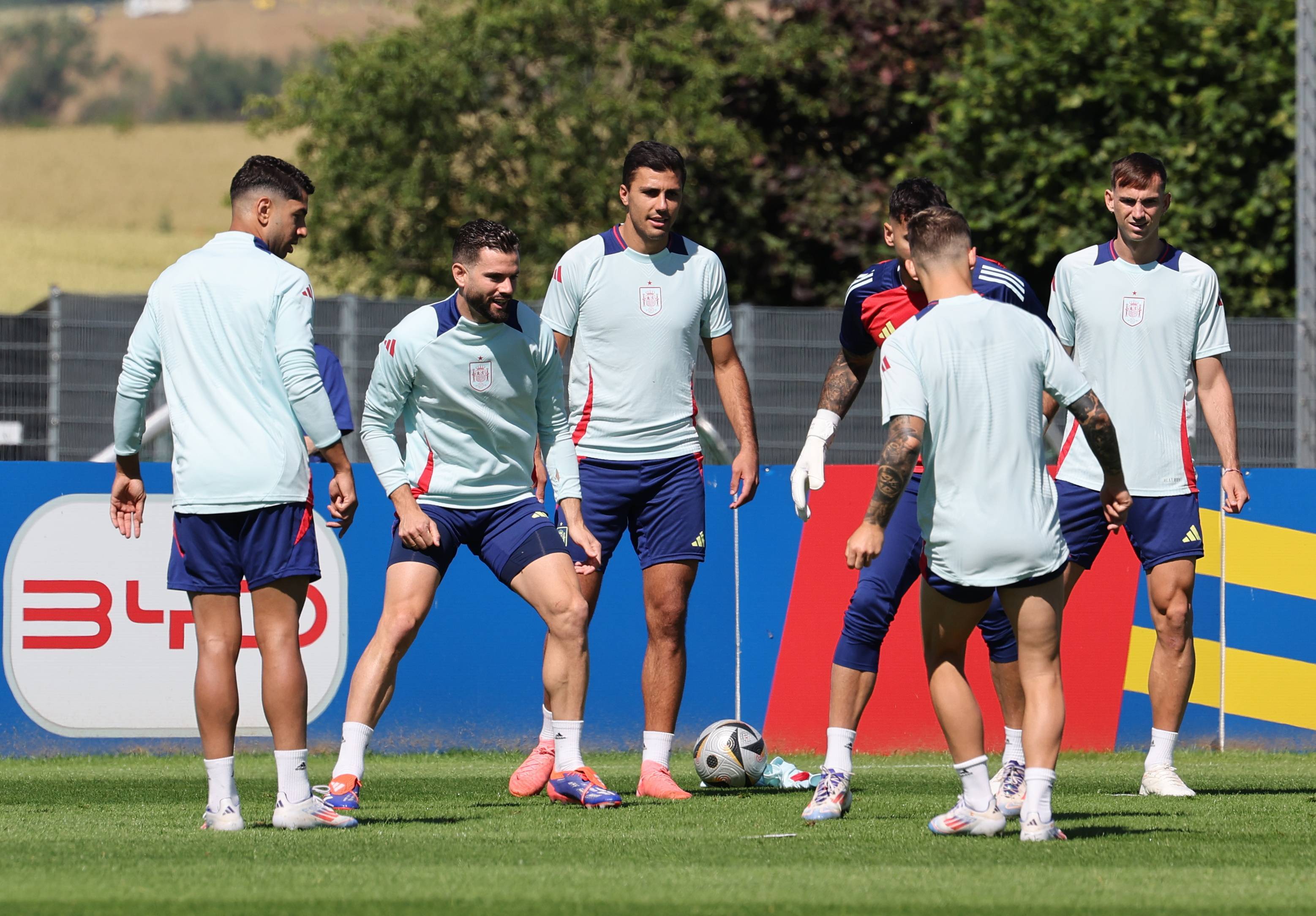西班牙队积极备战欧洲足球锦标赛