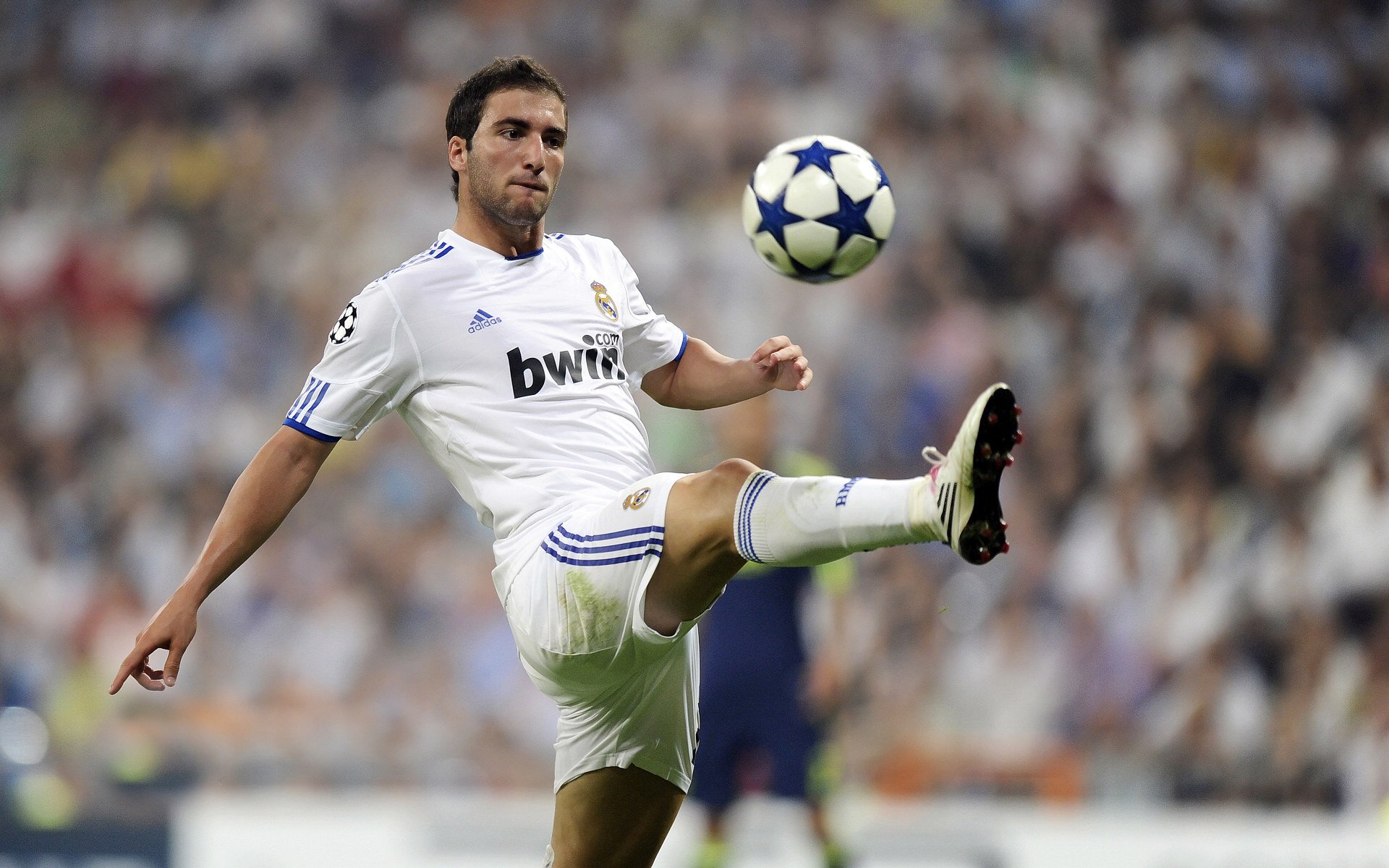 克瓦拉茨赫利亚一锤定音，日本全面压制皇家社会展现战术纪律